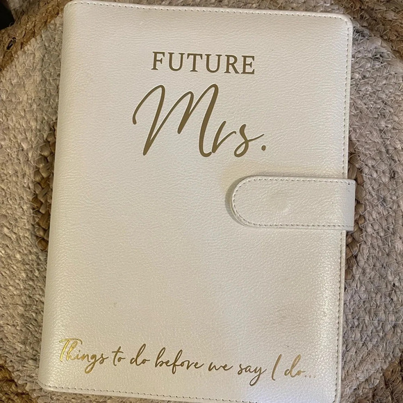 Wedding‎ Planner Binder “Future Mrs.” In White with Gold Writing   Faux Leather - Picture 1 of 9